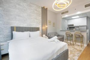 Una cama o camas en una habitación de White Sage Stunning New Studio in Marina 35 fotos más