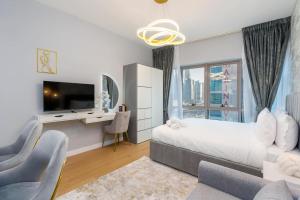 Una televisión o centro de entretenimiento en White Sage Stunning New Studio in Marina