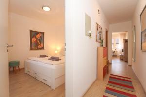 Un dormitorio pequeño con una cama y un pasillo. en Westerriede, en Norddeich