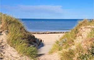 una spiaggia sabbiosa con l'oceano sullo sfondo di Lovely Home In Saint-Germain-Sur-Ay a Bretteville-sur-Ay Altre 20 foto