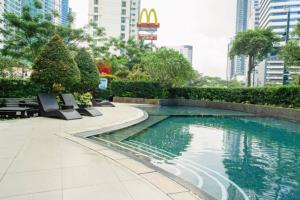 Kolam renang di atau dekat dengan Prime Avant BGC Location Apartments by PH Staycation