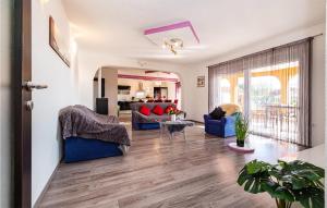 Posezení v ubytování 3 Bedroom Cozy Home In Galovac