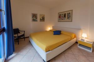 1 dormitorio con 1 cama, 1 mesa y 1 silla en Bellavista Apartment, en Marina di Ravenna