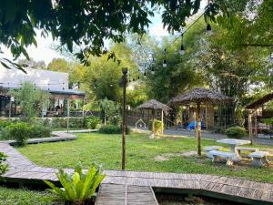 Jardin de l'établissement Baan Nai Baan Nok Resort