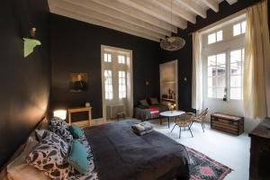 ein Schlafzimmer mit einem großen Bett und ein Wohnzimmer in der Unterkunft Une Nuit Au Château in Lyon