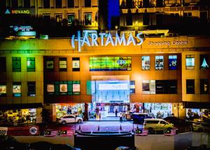 Večerní zábavní program pro hosty v ubytování ARK Hotel New Wave Shah Alam