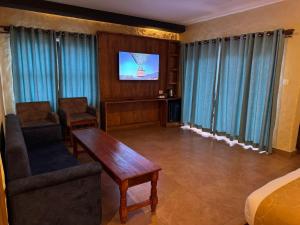 una camera d'albergo con un letto e una televisione di Annapurna Boutique Hotel a Pokhara