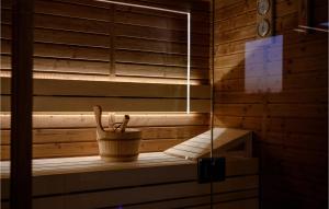 a small sauna with a bucket sitting on a shelf at Villa Carlotta in Vižinada