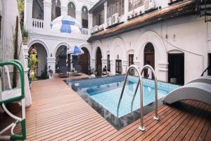 a swimming pool in the middle of a building at Old Courtyard Hotel in Cochin