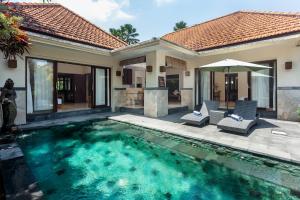 una villa con piscina y una casa en Kadiga Villas Ubud by GenuineHost, en Ubud