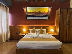 una camera con un grande letto con due lampade di Annapurna Boutique Hotel a Pokhara