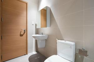 un baño con inodoro y lavabo en Tin Tin Apartment, en Ho Chi Minh 23 fotos más