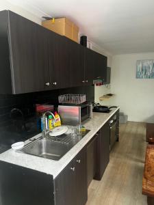 Kitchen o kitchenette sa Palm Hamilton Backpacker