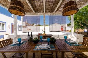 a wooden table in a patio with blue dishes on it at Casa da Nora in Silves
