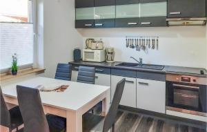 Dapur atau dapur kecil di Pet Friendly Home In Seebad Lubmin