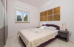 Posteľ alebo postele v izbe v ubytovaní 6 Bedroom Amazing Home In Icici