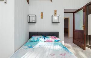 Łóżko lub łóżka w pokoju w obiekcie 2 Bedroom Awesome Home In Vodnjan