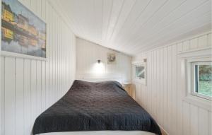 Postel nebo postele na pokoji v ubytování 3 Bedroom Pet Friendly Home In Hornbæk
