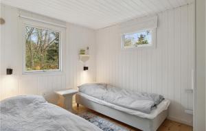 Postel nebo postele na pokoji v ubytování 3 Bedroom Pet Friendly Home In Hornbæk