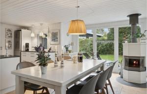Fotografie z fotogalerie ubytování 3 Bedroom Pet Friendly Home In Hornbæk v destinaci Hornbaek