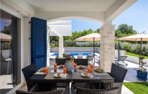 Πισίνα στο ή κοντά στο Villa Camelia