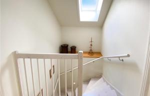 Katil atau katil-katil dalam bilik di 3 Bedroom Cozy Home In Unnaryd