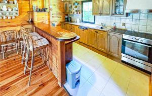 une cuisine avec des placards en bois et un comptoir en bois dans l'établissement 2 Bedroom Beautiful Home In Nowe Warpno, à Nowe Warpno 25 autres photos