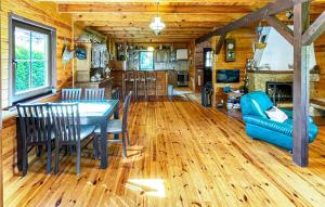 une salle à manger et une cuisine avec une table et des chaises dans l'établissement 2 Bedroom Beautiful Home In Nowe Warpno, à Nowe Warpno