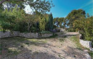 einen Hof mit einer Steinmauer und Bäumen in der Unterkunft Apartment Put Vlaka Iii in Trogir + 10 Fotos