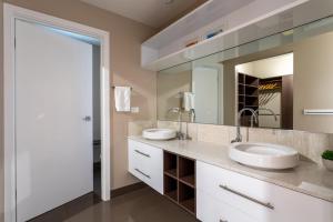 a bathroom with two sinks and a large mirror at River Haven serene spacious with river views in Launceston
