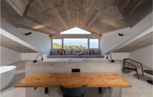 Posedenie v ubytovaní Cozy Home In Blato With House Sea View