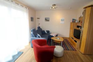 TV a/nebo společenská místnost v ubytování Villa Elsa Wohnung 8, nur 150 m vom Strand entfernt
