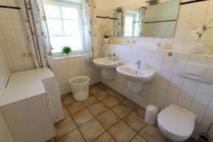 Koupelna v ubytování Haus am Wald Nr 3 idyllisch ruhig im Naturschutzgebiet + 10 fotografií