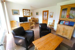 TV a/nebo společenská místnost v ubytování Reriker Sonnenhaus Erdgeschoss, Familie Kraus