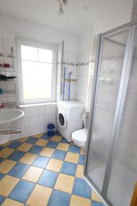 Koupelna v ubytování Villa Elsa Wohnung 9, nur 150 m vom Strand entfernt + 10 fotografií