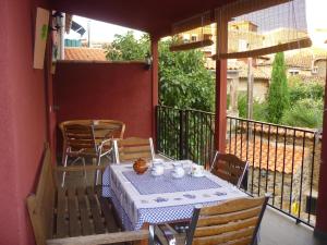 un tavolo e sedie su un balcone con tavolo e sedie di Casa Rural Don Romualdo a Casar de Palomero