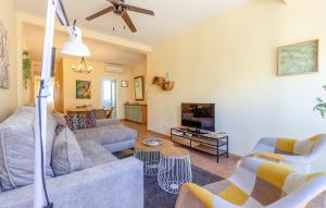 TV a/nebo společenská místnost v ubytování Cozy Apartment In Santiago De La Ribera