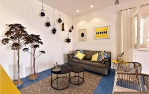 Posezení v ubytování 3 Bedroom Gorgeous Home In Trappeto