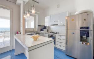 Kuchyň nebo kuchyňský kout v ubytování 3 Bedroom Gorgeous Home In Trappeto