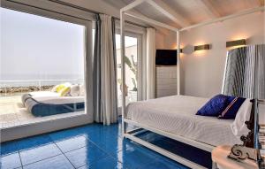 Postel nebo postele na pokoji v ubytování 3 Bedroom Gorgeous Home In Trappeto