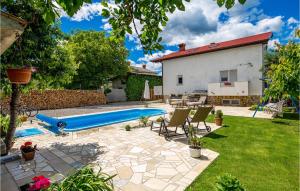 una piscina nel cortile di una casa con scivolo blu da piscina di Cozy Apartment In Drazice With Wifi a Dražice