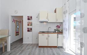 Kuchyňa alebo kuchynka v ubytovaní Amazing Apartment In Okrug Gornji