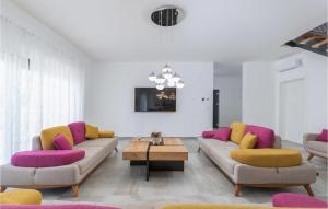 Część wypoczynkowa w obiekcie 5 Bedroom Amazing Home In Galizana