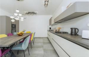Kuchnia lub aneks kuchenny w obiekcie 5 Bedroom Amazing Home In Galizana