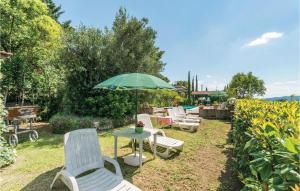 un grupo de sillas y una mesa con sombrilla en 1 Bedroom Beautiful Home In Magione, en Magione 17 fotos más