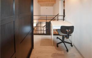 a office with a desk and a chair in a room at Beautiful Home In Mollans-Sur-Ouvèze in Mollans-sur-Ouvèze