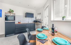 Η κουζίνα ή μικρή κουζίνα στο Pet Friendly Home In Marinici With Wifi