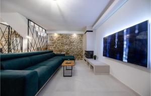 a living room with a green couch and a tv at 4 Bedroom Beautiful Home In Mundanije in Mundanije
