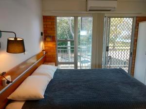 Postel nebo postele na pokoji v ubytování Shelly Beach Motel