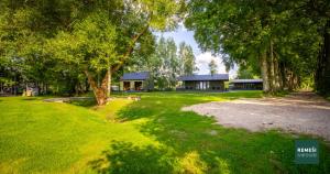 Κήπος έξω από το Atpūtas vieta Remeši